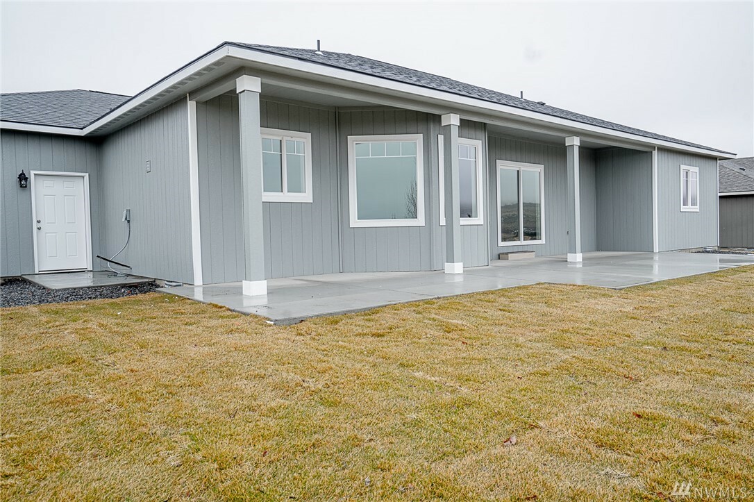 Property Photo:  807 8th Ave NE  WA 98823 