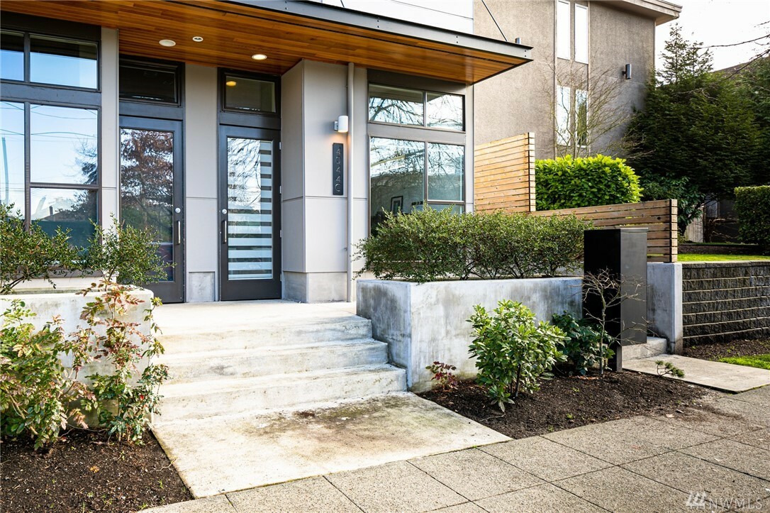 Property Photo:  4044 California Ave SW C  WA 98116 