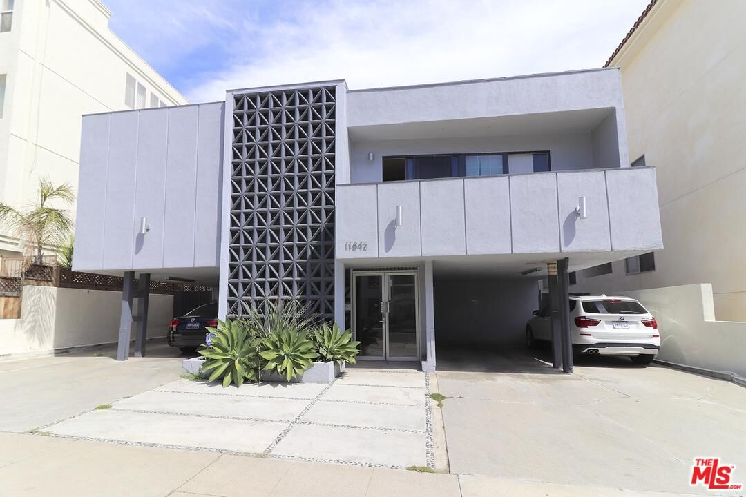 Property Photo:  11842 Kiowa Ave 3  CA 90049 