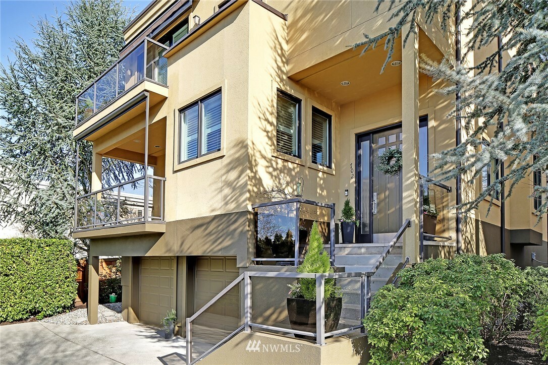 Property Photo:  702 Kirkland Ave  WA 98033 