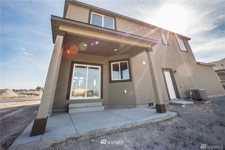 Property Photo:  401 SW R Street  WA 98848 