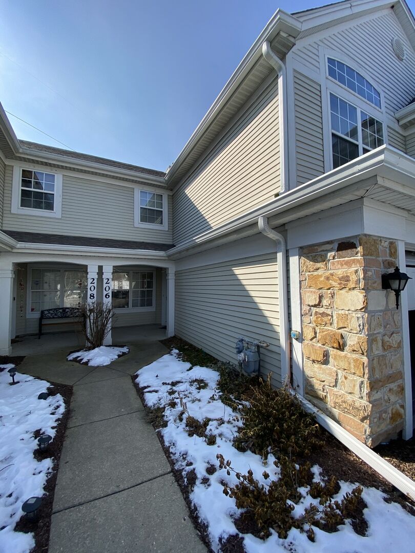 Property Photo: 206 Lenox Court 206 IL 60188