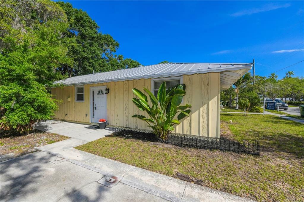 Property Photo:  634 Lafayette Court  FL 34236 