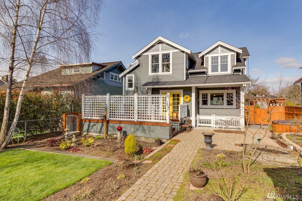Property Photo:  724 Laurel Dr  WA 98201 