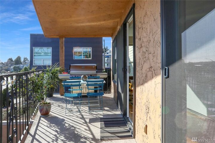 Property Photo:  3905  4th Avenue NE 203  WA 98105 