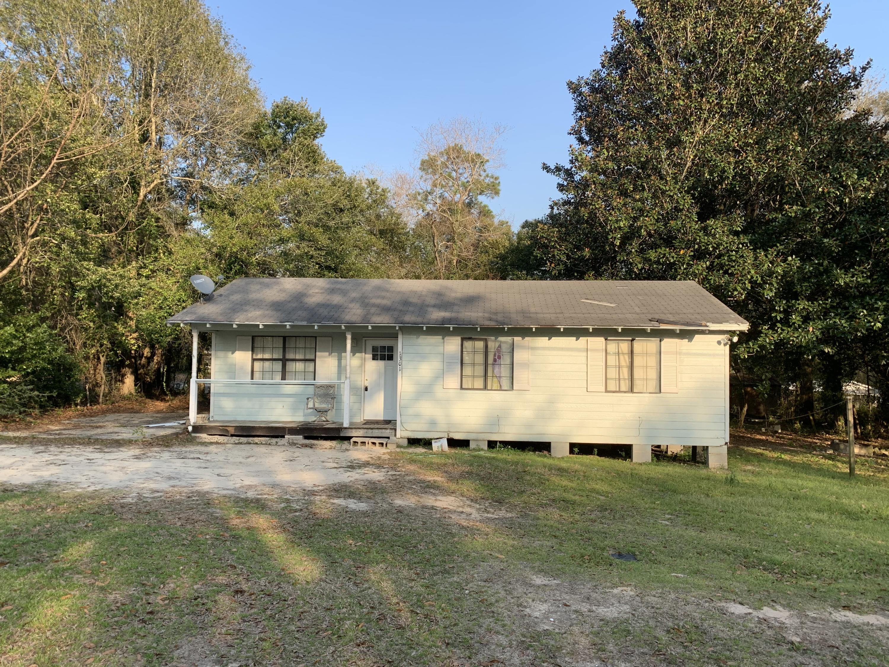 Property Photo: 1301 S Pearl Street FL 32539
