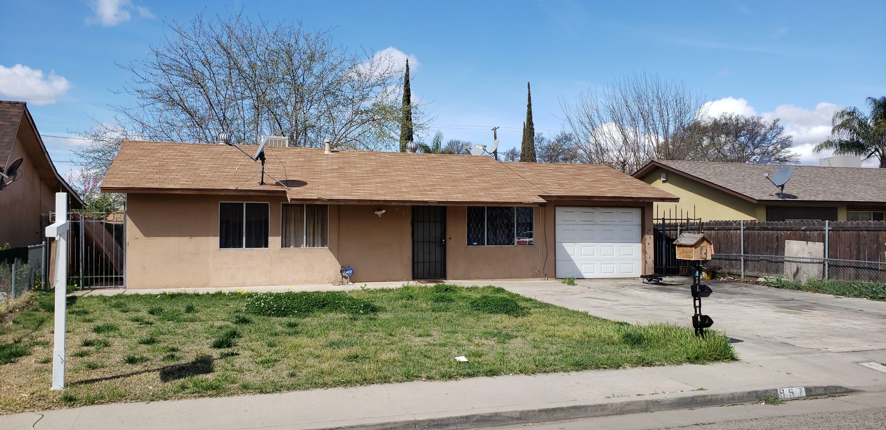 Property Photo:  957 Sycamore Avenue  CA 93247 