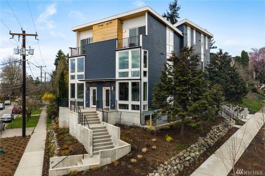 Property Photo: 3225 Fuhrman Avenue E WA 98102