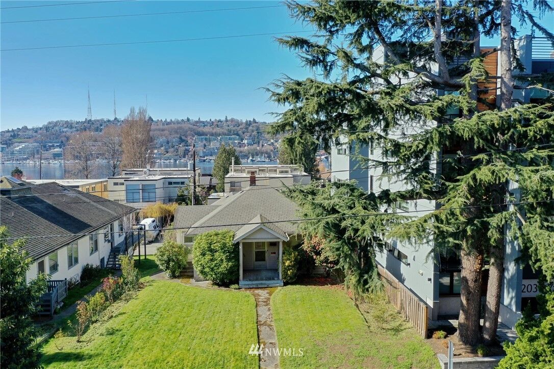 Property Photo:  2029 Yale Avenue E  WA 98102 