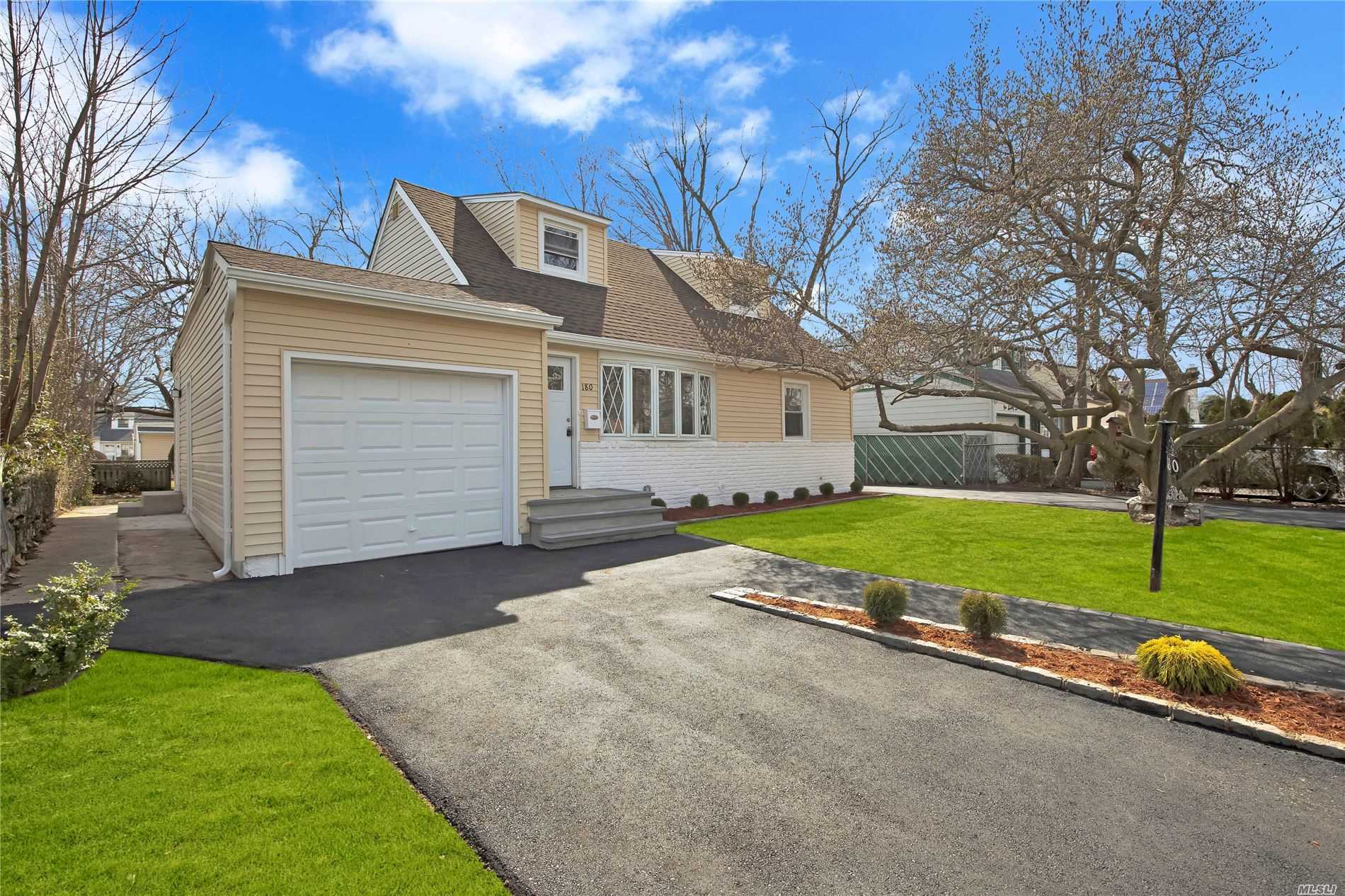 Property Photo:  180 Beechwood Avenue  NY 11575 