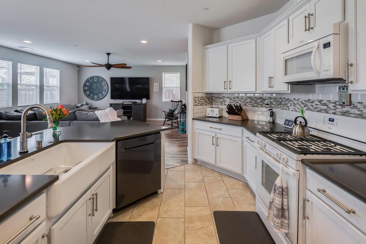 Property Photo: 4048 Weathervane Way CA 95747