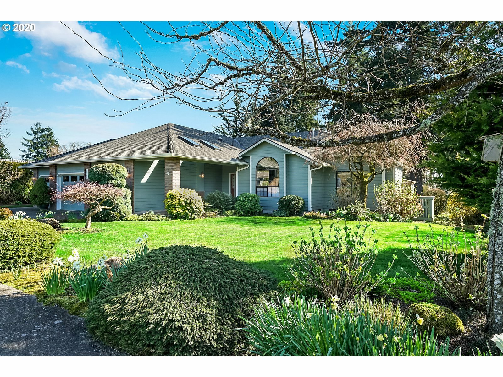 Property Photo: 1480 E Pine St OR 97383
