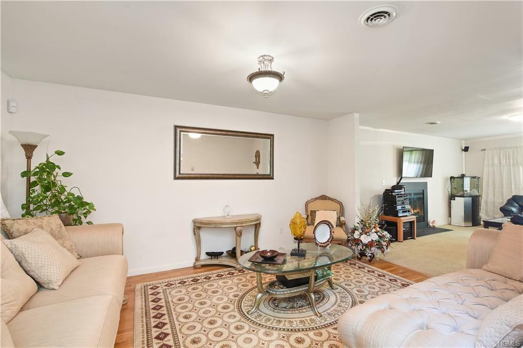 Property Photo:  7 Wayne Court  NY 10941 