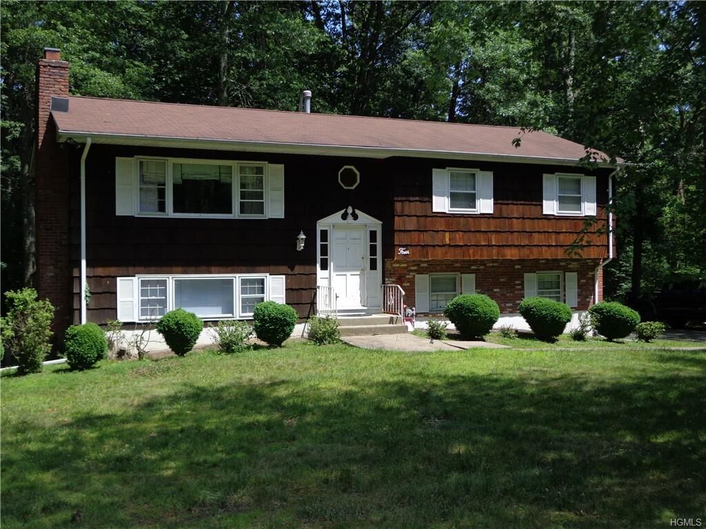 Property Photo:  4 Kelly Court  NY 10952 