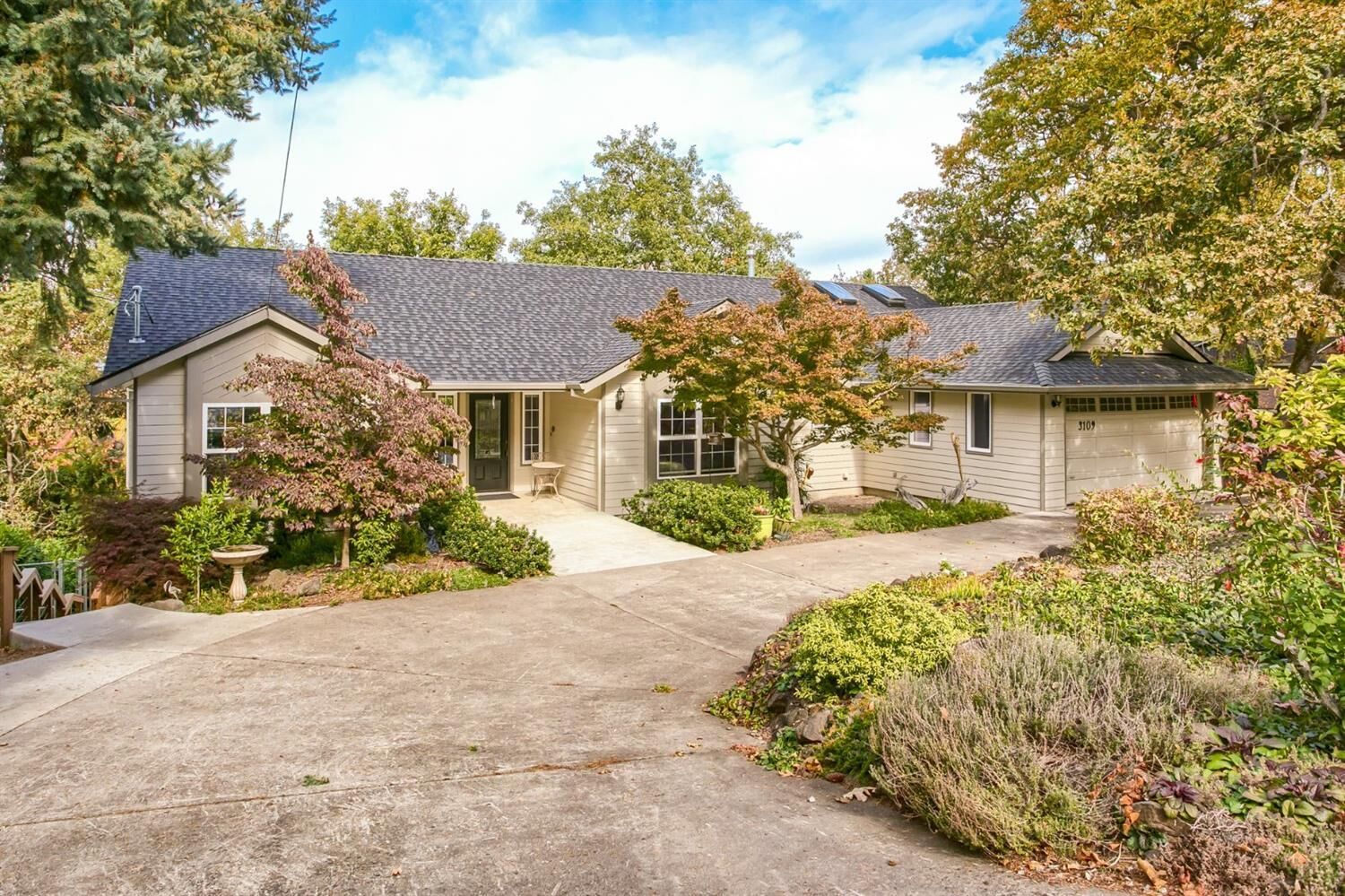 Property Photo: 3109 Capital Avenue OR 97504