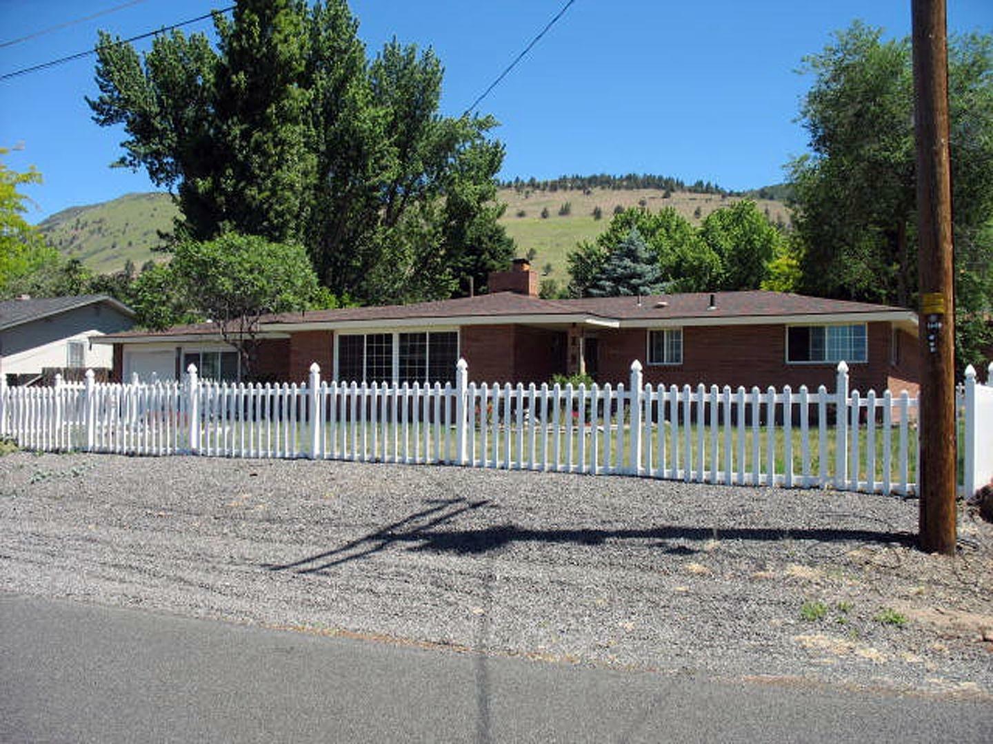 Property Photo:  1365 Carlson Drive  OR 97603 