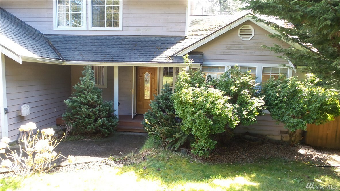 Property Photo:  5718 SE Woodland Ct  WA 98366 