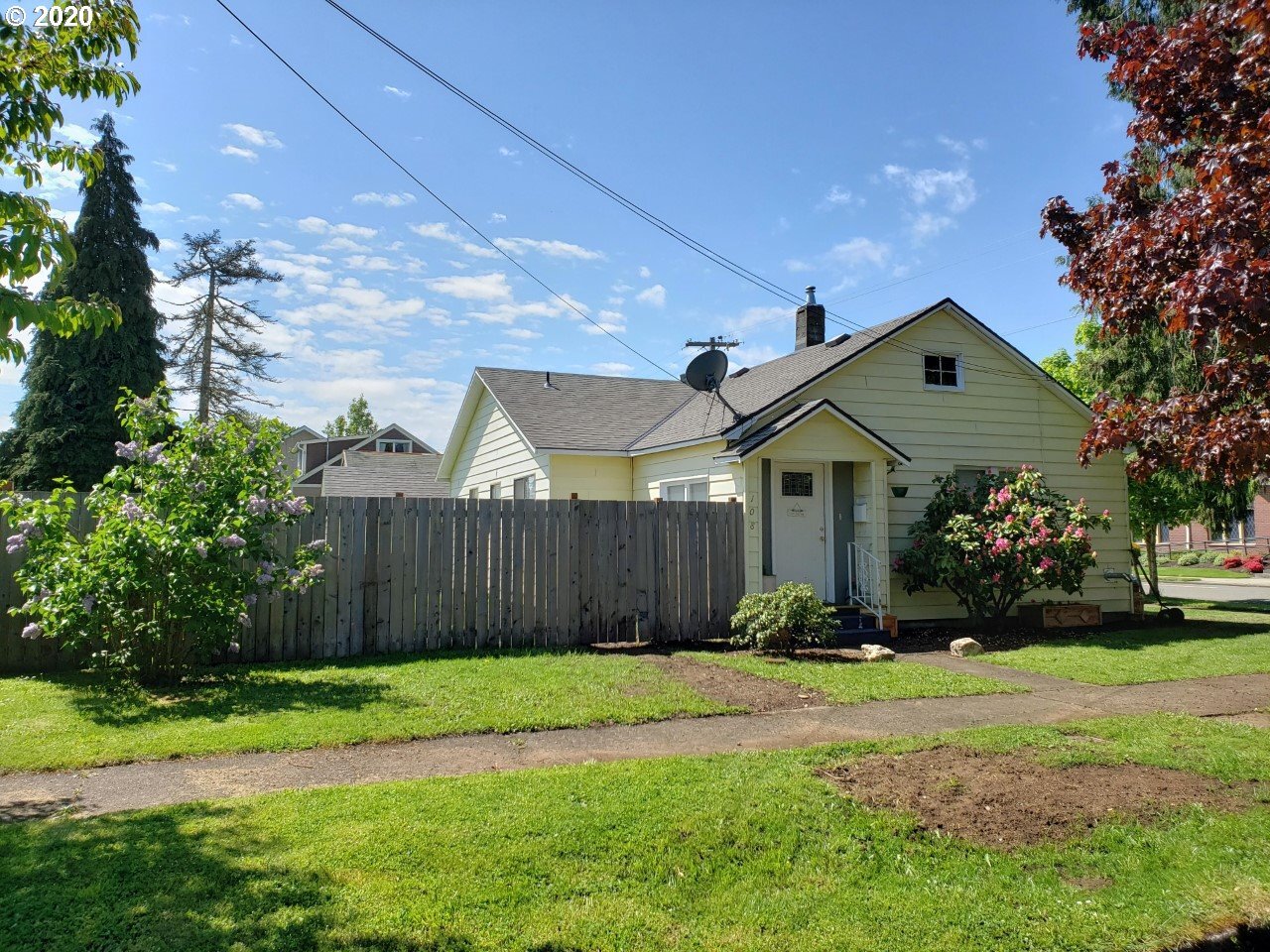 Property Photo: 108 NE Sherman St OR 97378