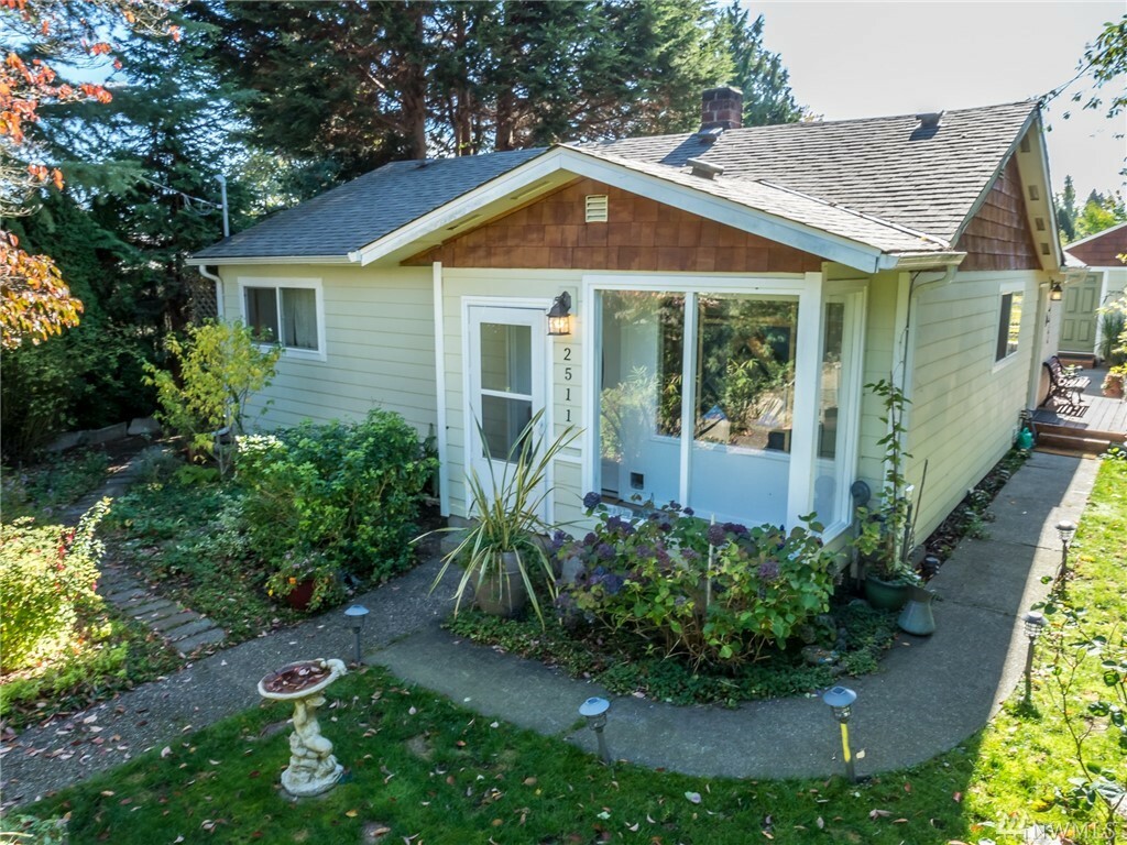 Property Photo: 2511 NE 165th St WA 98155