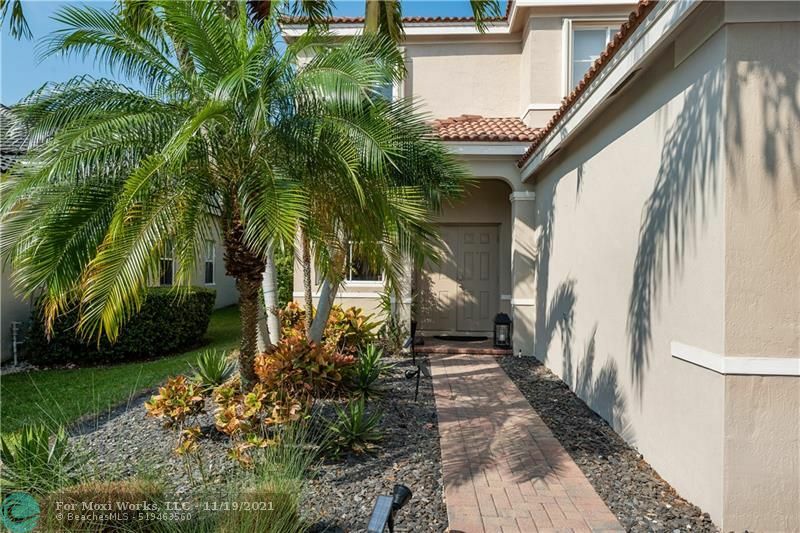 Property Photo:  1124 Chinaberry Dr  FL 33327 