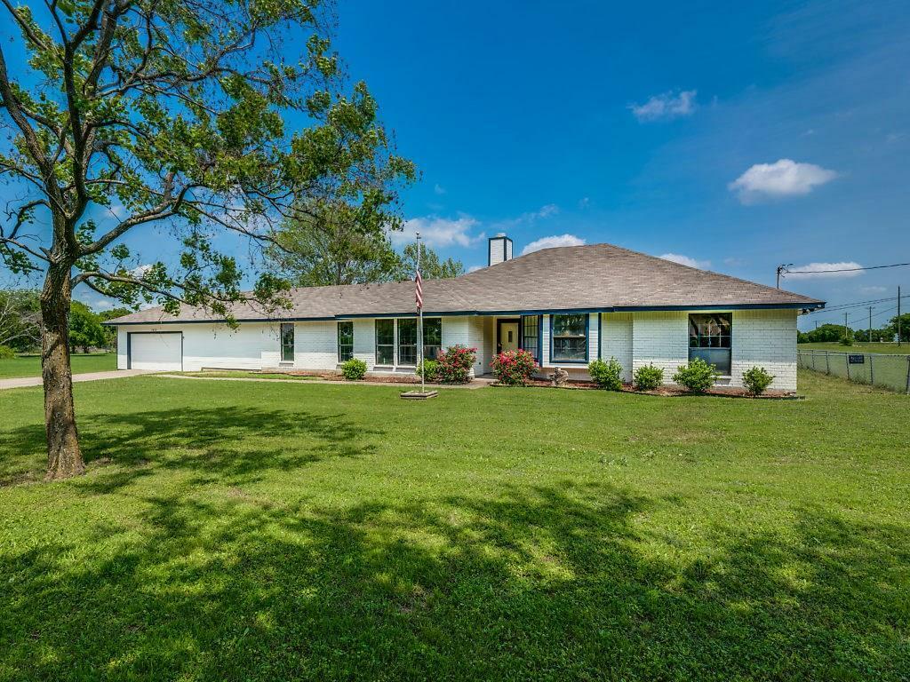 Property Photo: 1910 N Mockingbird Lane TX 76065