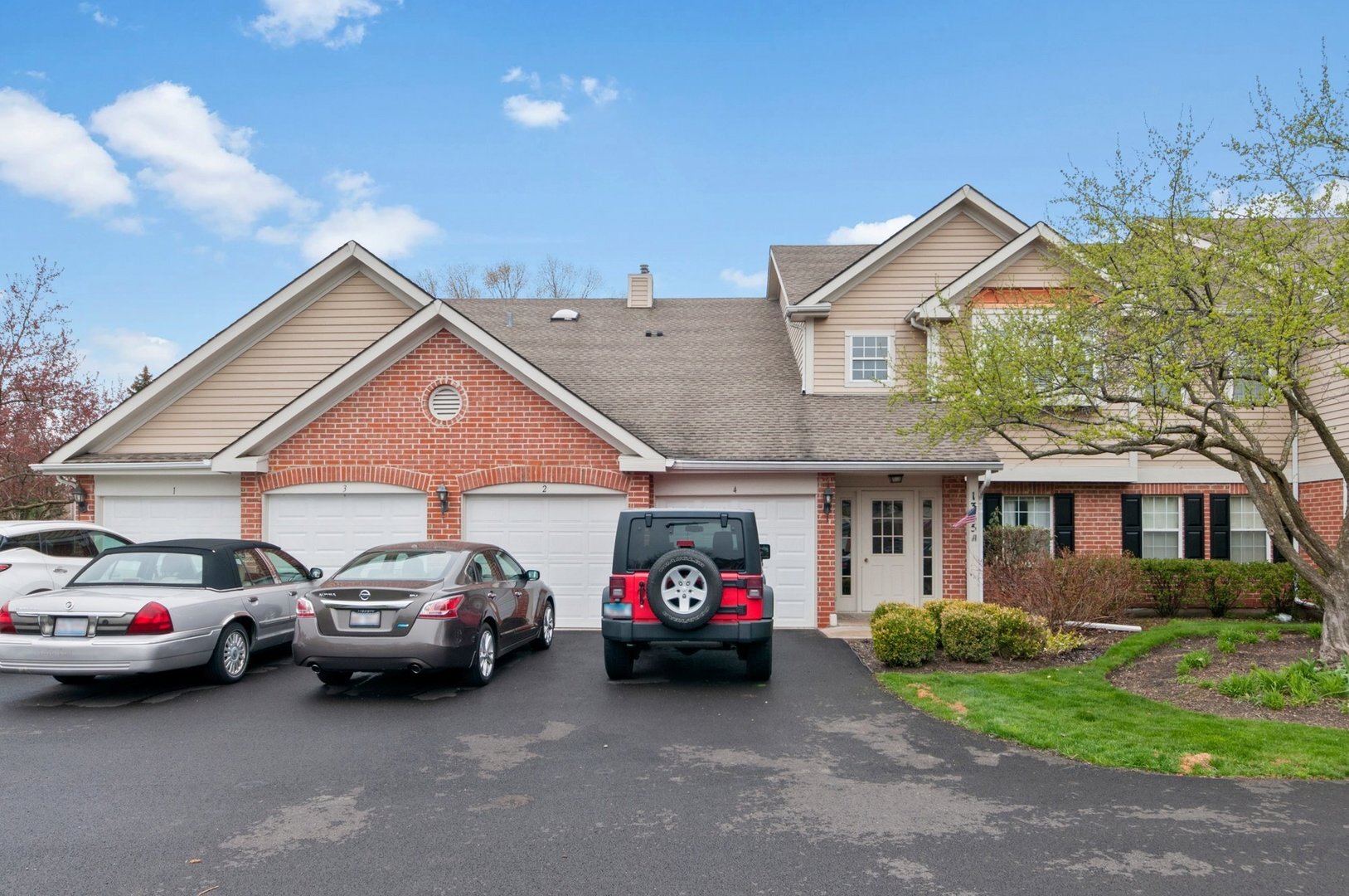 Property Photo: 1365 East Evergreen Drive 1 IL 60074
