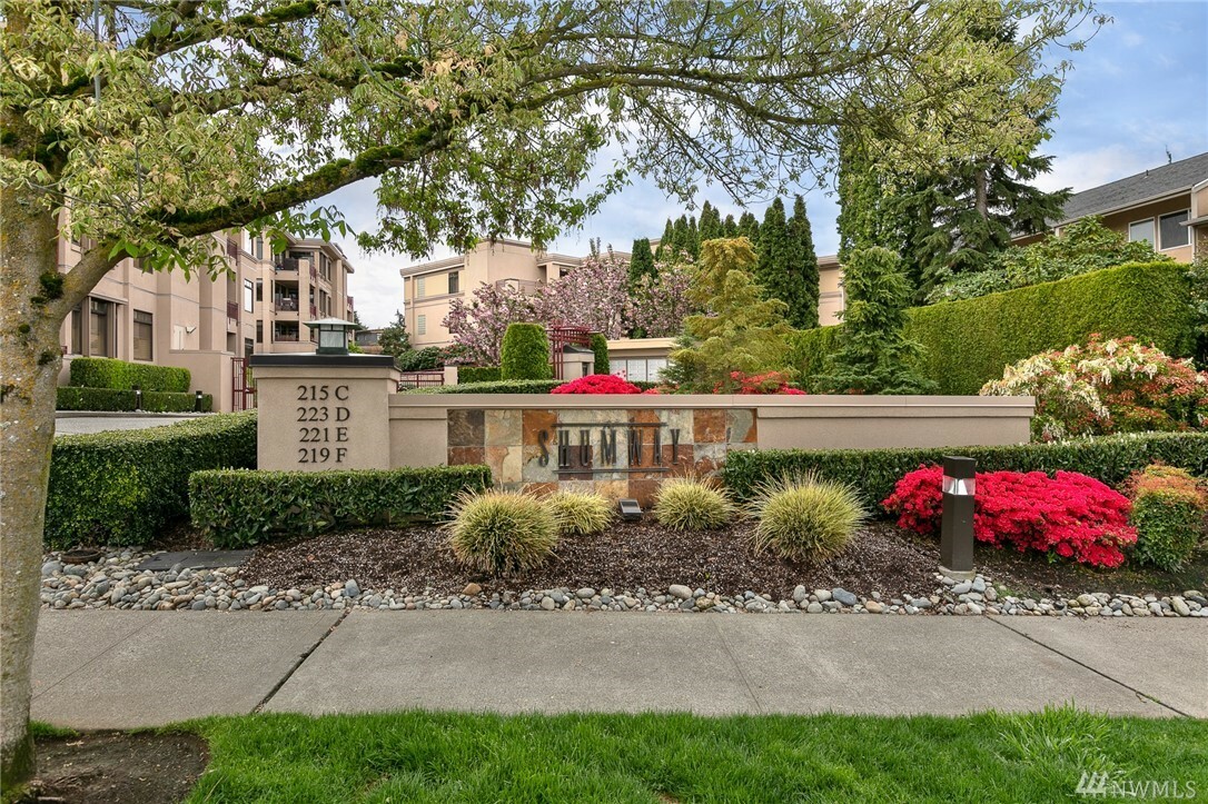 Property Photo:  221 5th Ave S E102  WA 98033 