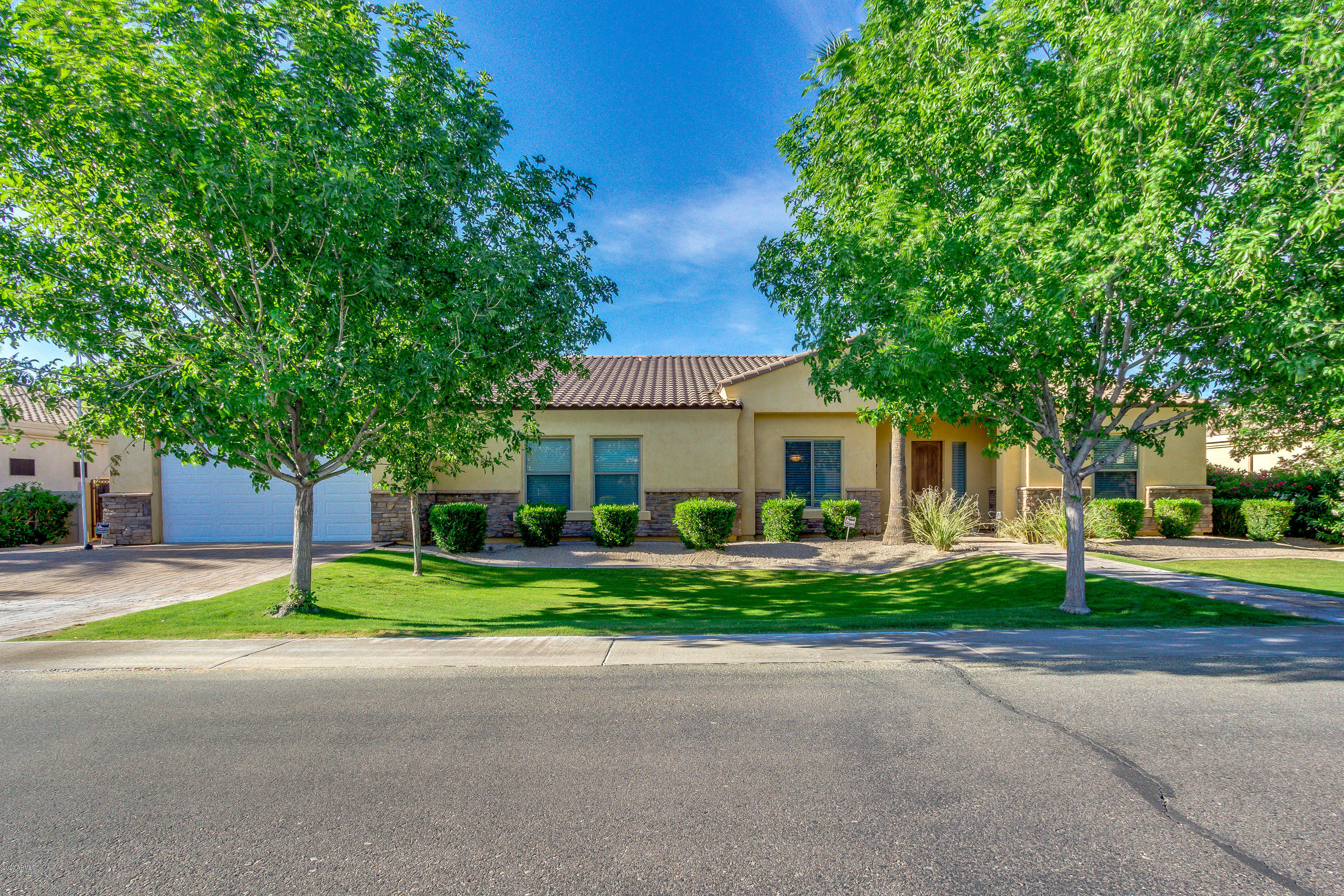 Property Photo:  964 E Prescott Place  AZ 85249 