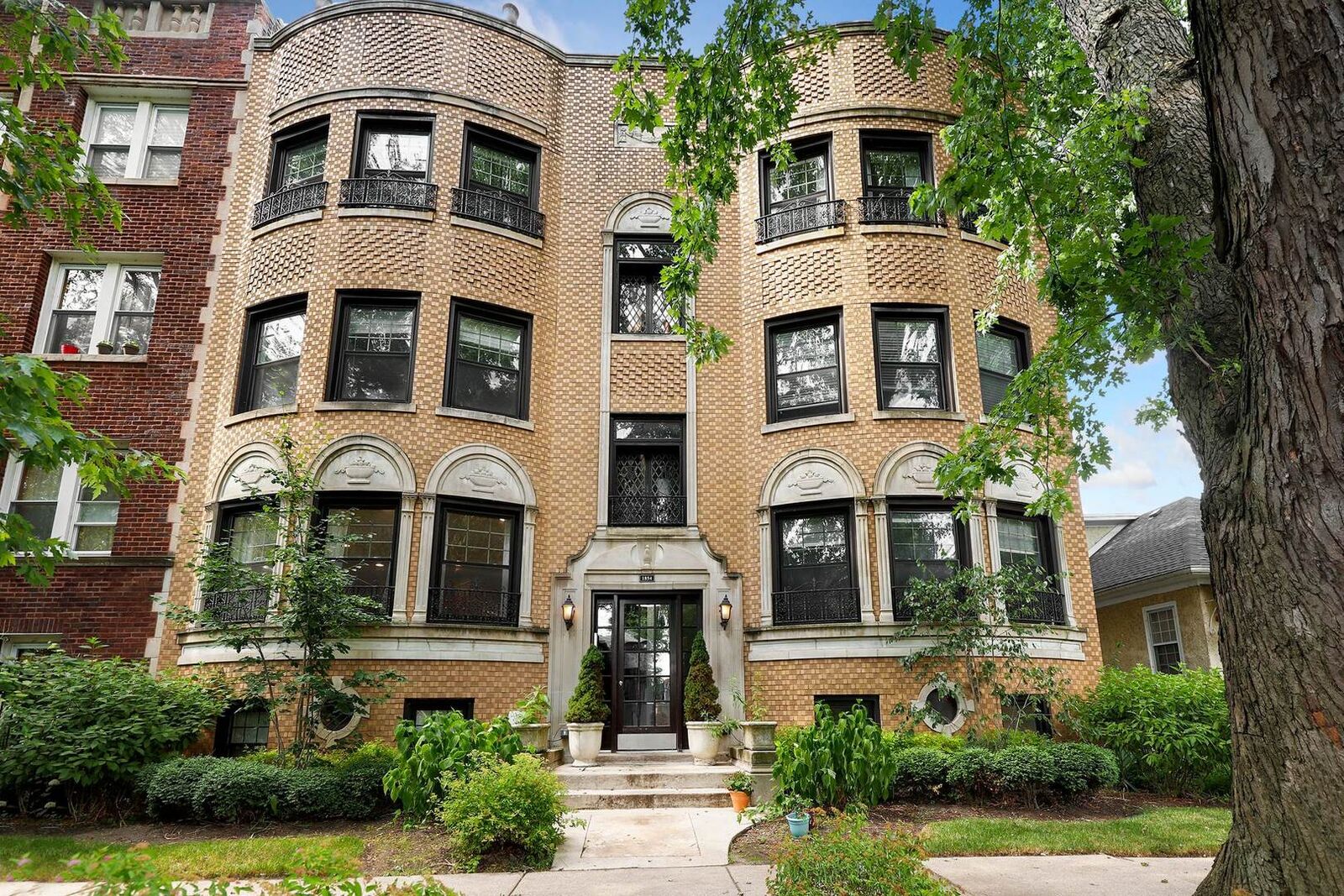 Property Photo: 1854 West Chase Avenue 1W IL 60626