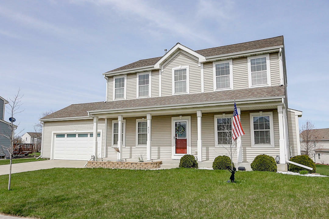 Property Photo: 637 Riverwood Ln WI 53095