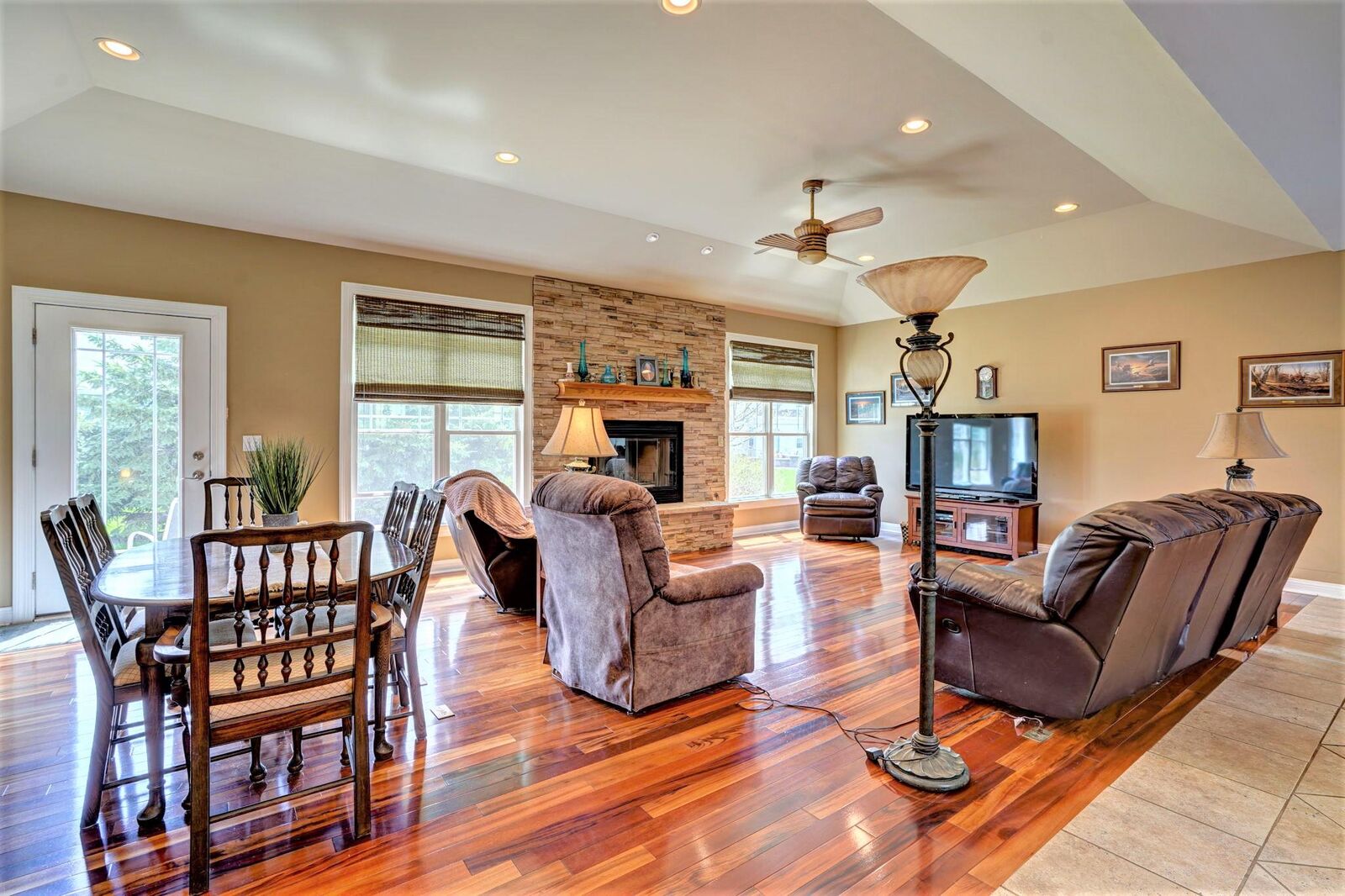 Property Photo:  521 Bridgewater Cir  WI 53191 