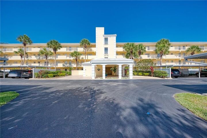 Property Photo: 1022 Wexford Boulevard 1022 FL 34293