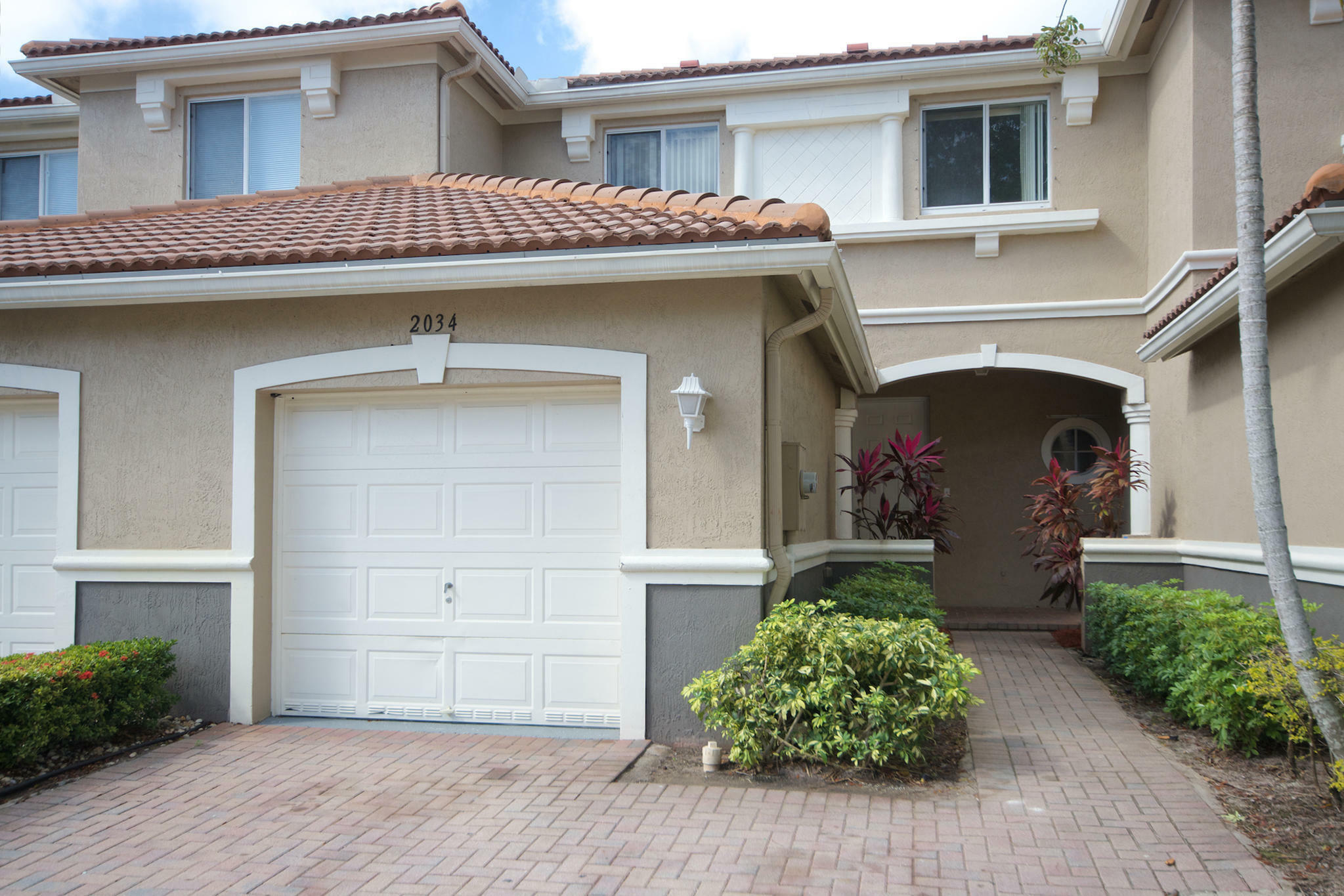 Property Photo: 2034 Oakhurst Way FL 33404