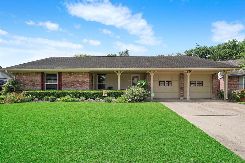 Property Photo:  1922 Crooked Creek Lane  TX 77581 