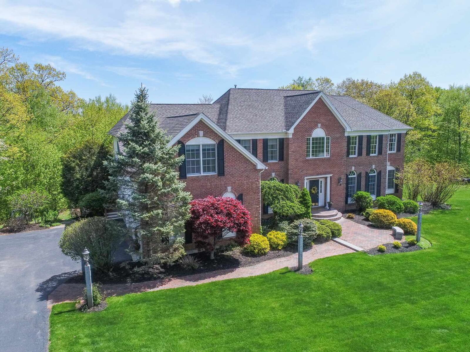 Property Photo:  31 Buckingham Way  NH 03110 