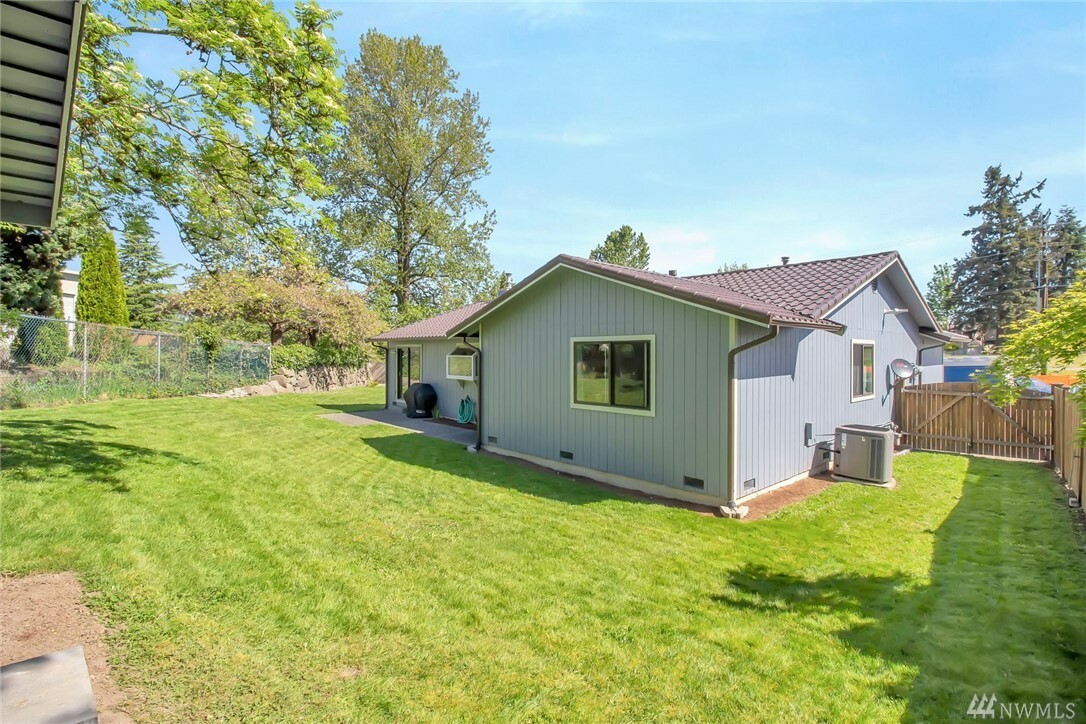 Property Photo:  21600 Vine Rd  WA 98036 