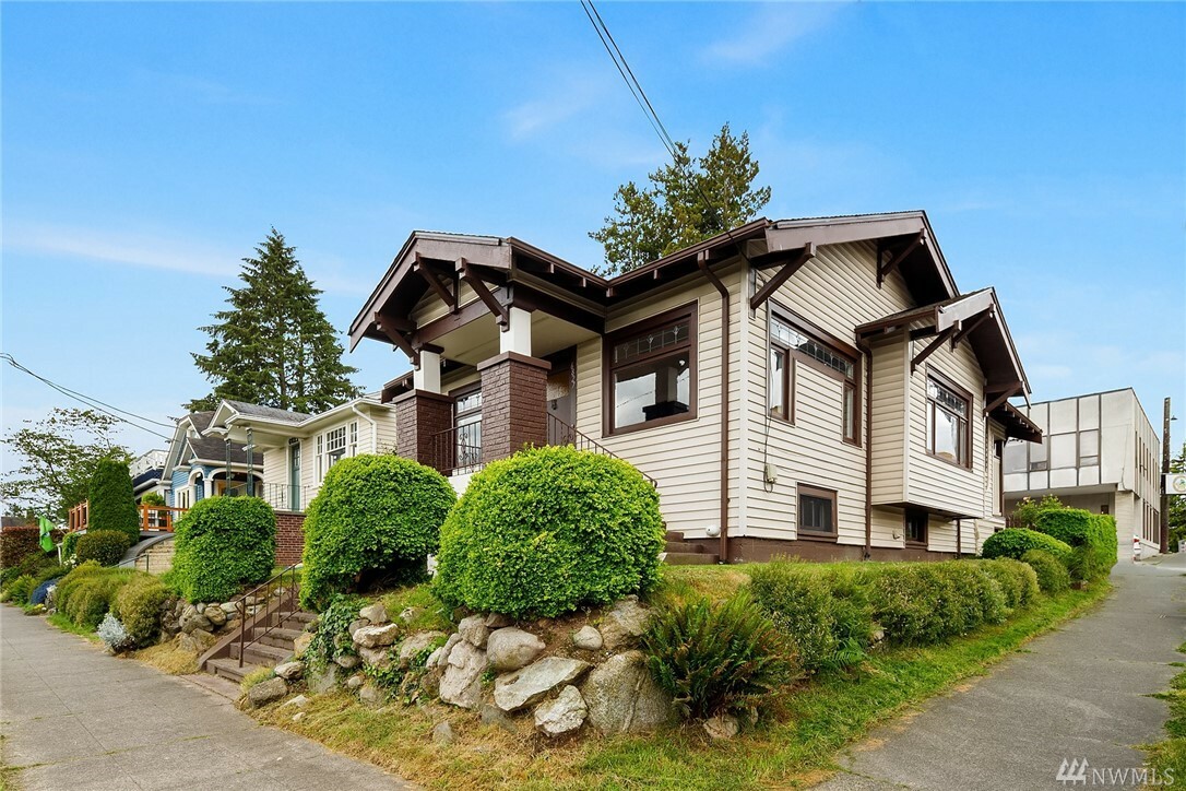 Property Photo:  6827 Phinney Ave N  WA 98103 