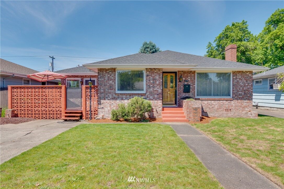 Property Photo:  1139 19th Avenue  WA 98632 