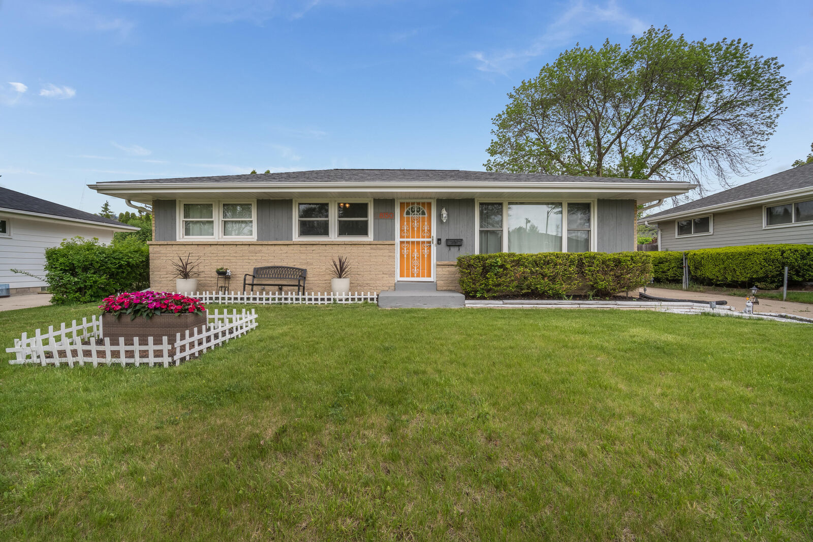 Property Photo: 8150 W Acacia St WI 53223
