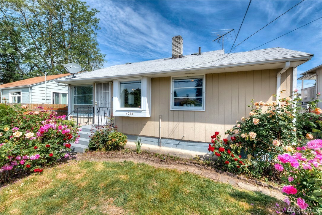 Property Photo:  4214 S Kenyon St  WA 98118 