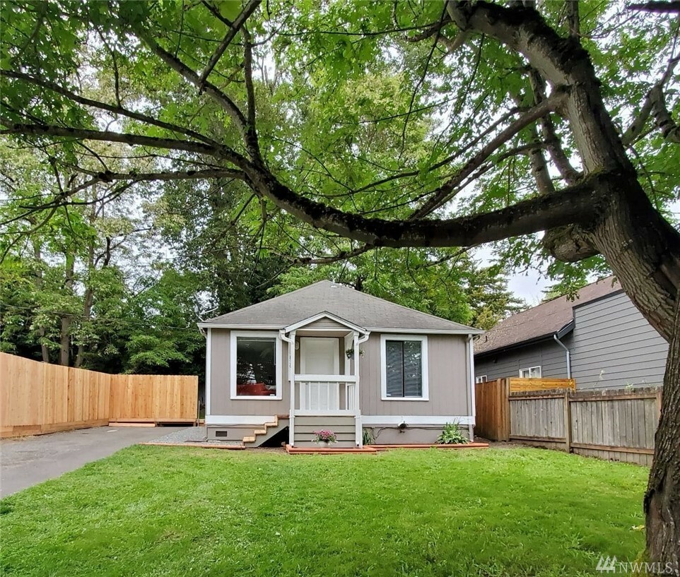 Property Photo:  830 Sunset Blvd NE  WA 98056 