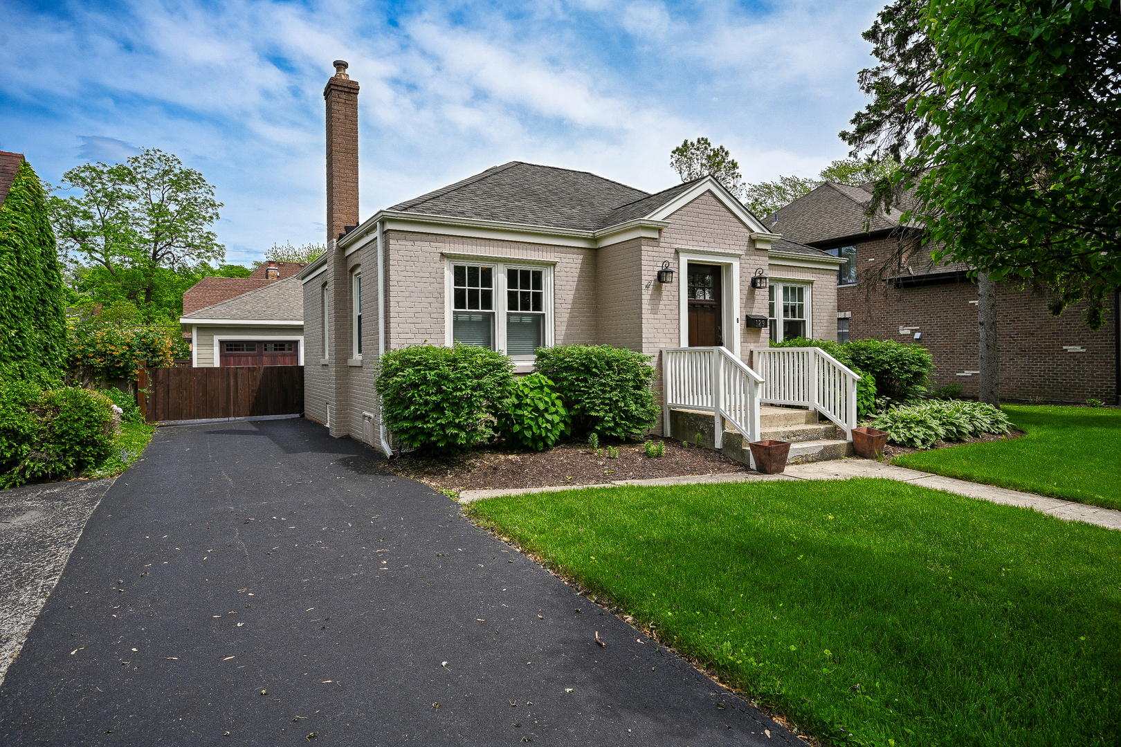 Property Photo:  129 Hiawatha Drive  IL 60514 