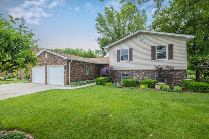 825 Donna Avenue  Aurora IL 60505 photo