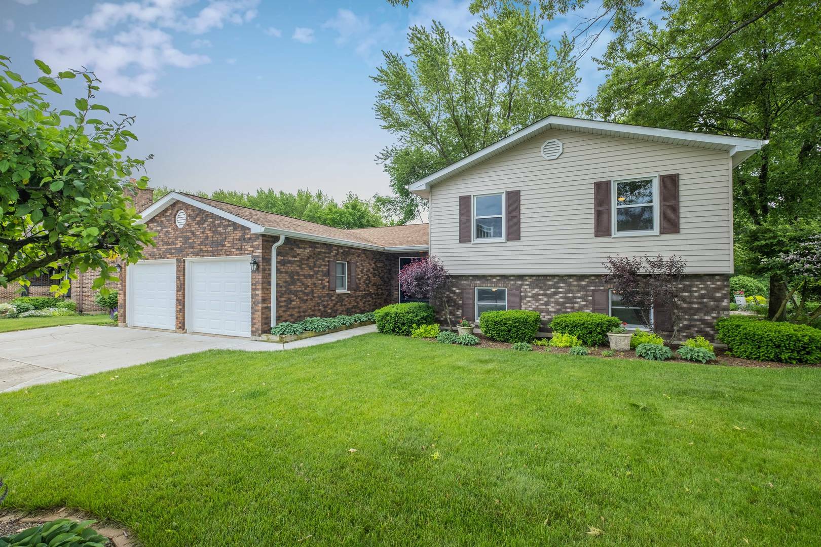 Property Photo: 825 Donna Avenue IL 60505