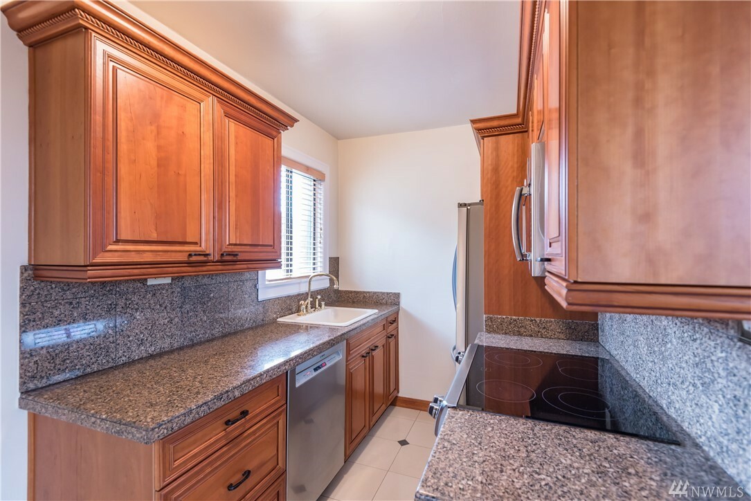 Property Photo: 2348 Alki Ave SW 203 WA 98116