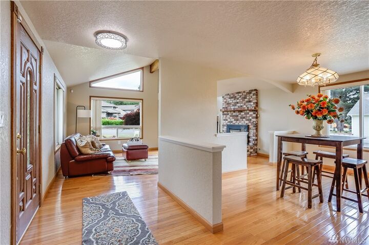 Property Photo:  20117  137th Avenue SE  WA 98042 