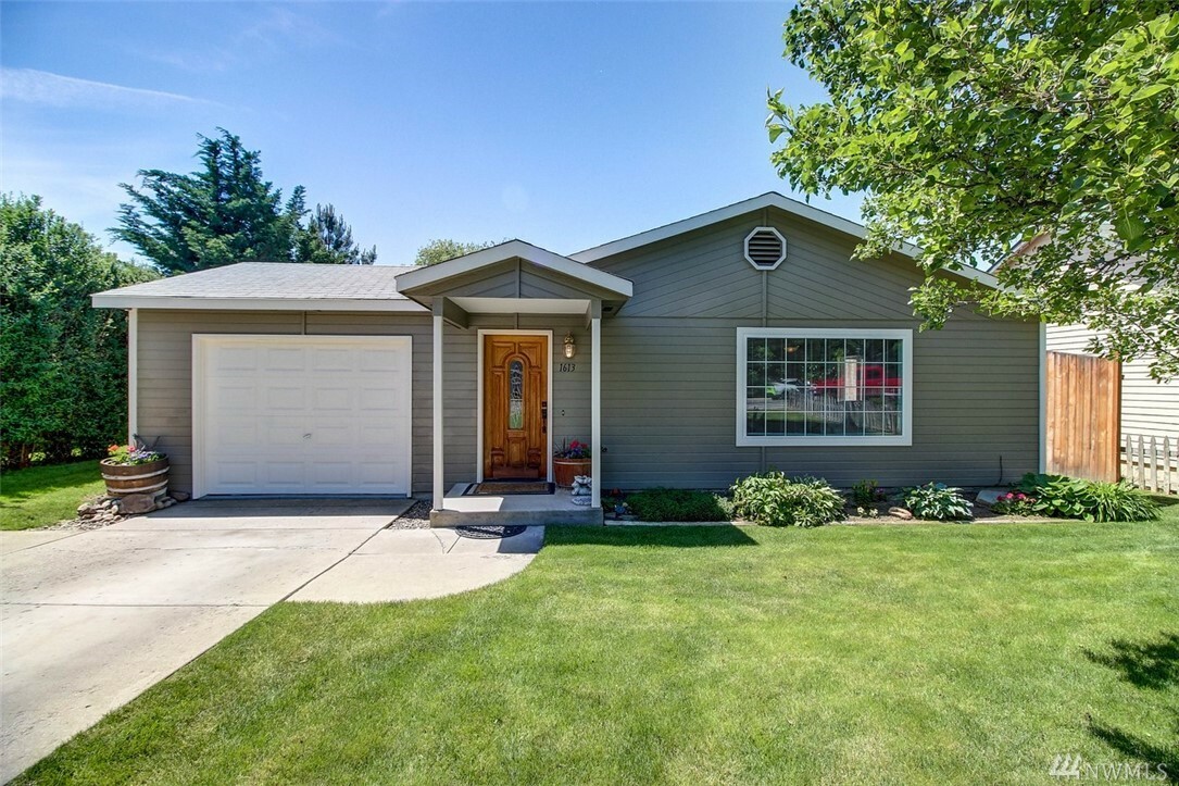 Property Photo:  1613 N Water St  WA 98926 