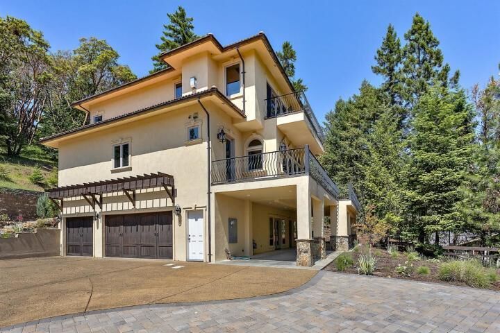 Property Photo:  270 Wells Fargo Drive  OR 97530 