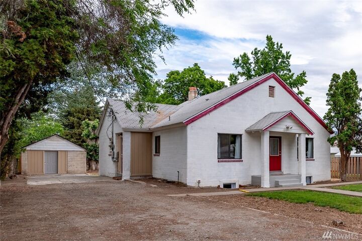 Property Photo:  1320  9 Street  WA 98801 