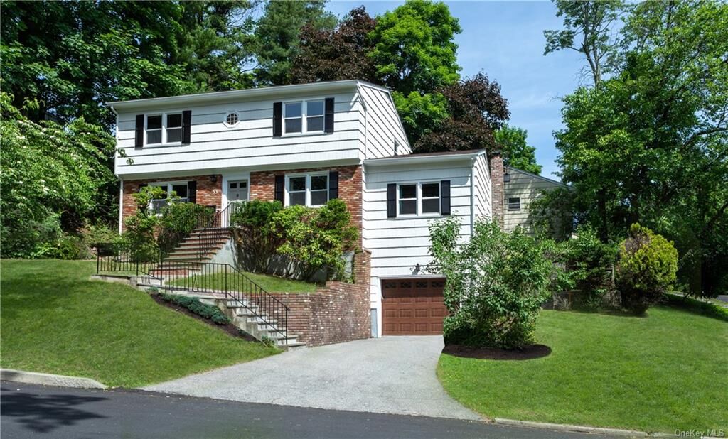 Property Photo:  33 Hickory Hill Drive  NY 10522 